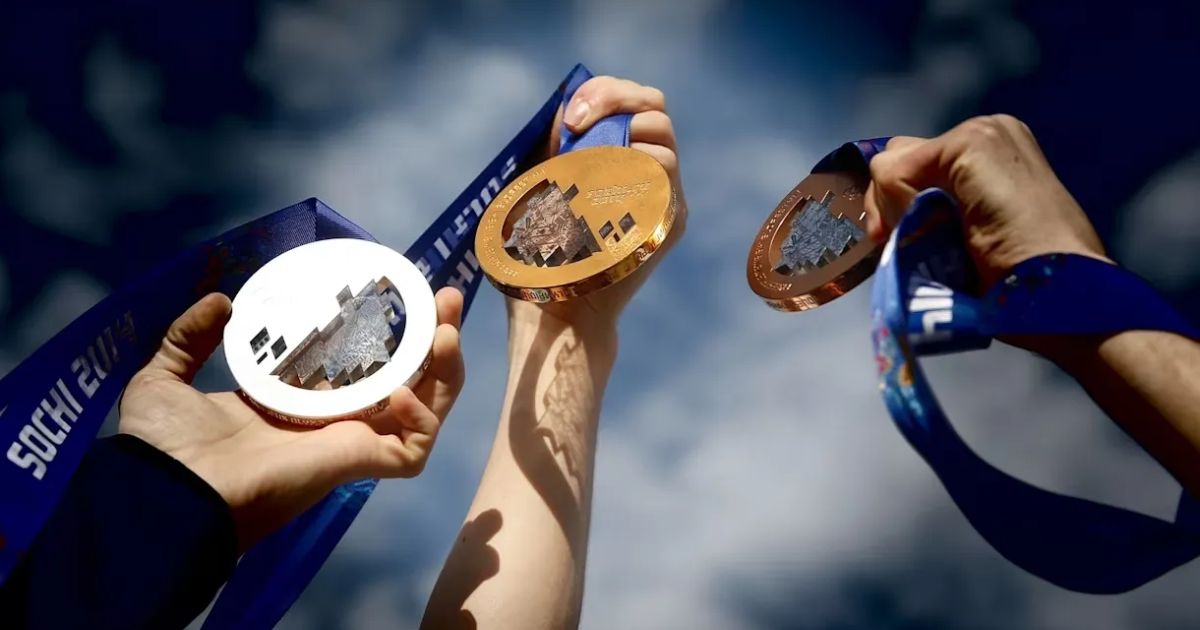 Fakta menarik Olimpiade menampilkan cincin Olimpiade, obor, dan atlet dari berbagai negara