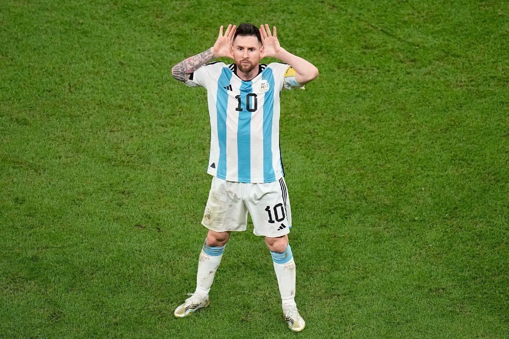 Lionel Messi pemain sepak bola Argentina sedang memimpin pertandingan dengan seragam timnya