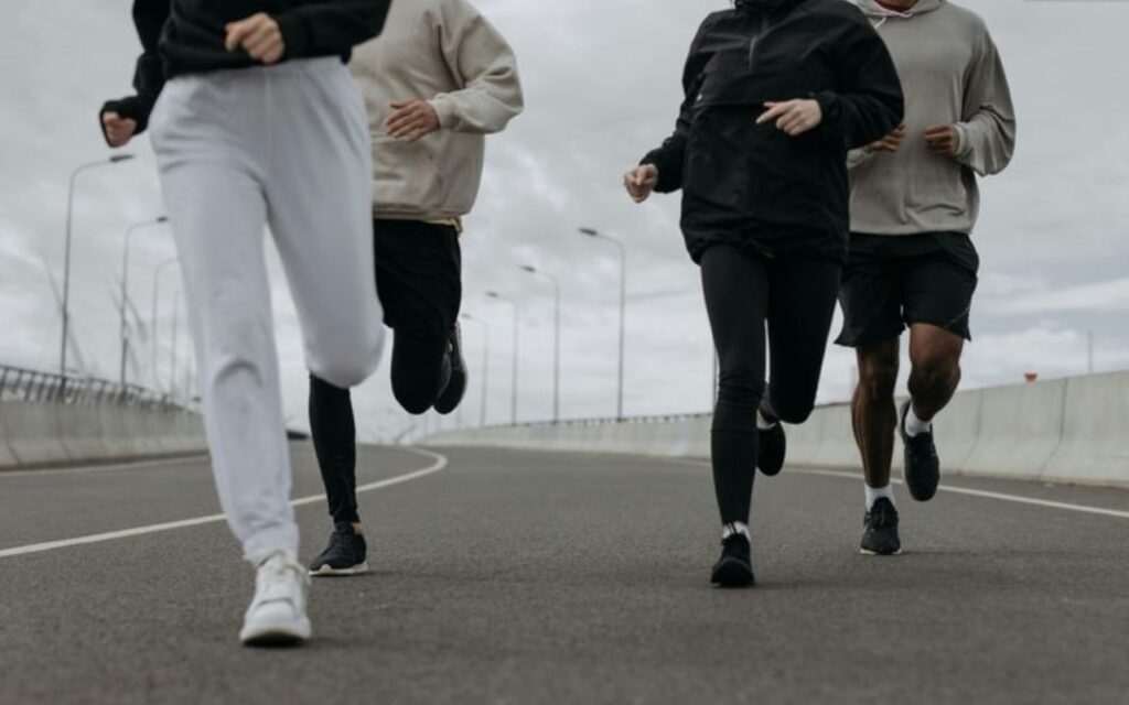 pemula melakukan latihan olahraga sederhana seperti push up dan jogging